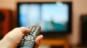 Uzun süre televizyon izlemek kan pıhtılaşması riskini artırıyor